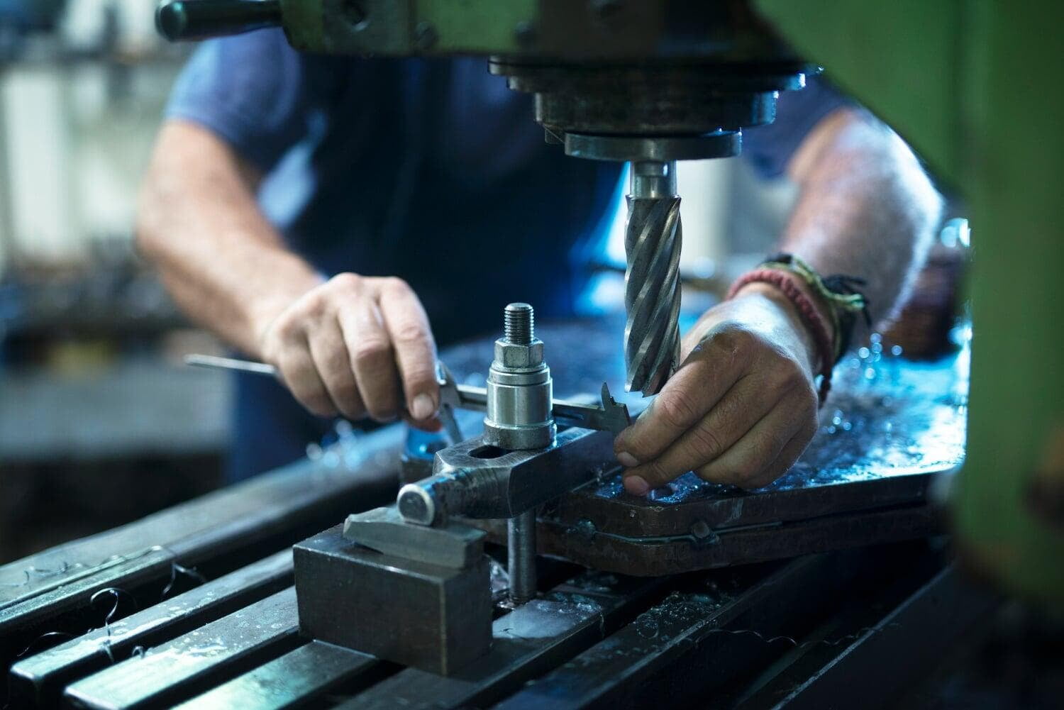 Fachkraft arbeitet an einer Fräsmaschine